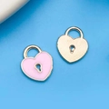 Pendentif cadenas cœur en émail rose avec cadre doré et texture métallique rainurée - 11x13mm / Rose Émail Cœur Serrure