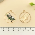 Pendentif émaillé panda et bambou avec finition dorée polie pour bijoux DIY - Panda Enlaçant un Bambou en Émail Blanc (21661)