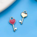 Pendentifs clé en cœur émail rouge et doré pour bijoux DIY sur fond bleu - 7x16mm / Breloque Clé Cœur Émail Rouge