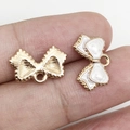 Colgante de lazo esmaltado con baño de oro y acabado blanco para pulseras DIY - 15.5x10mm / Blanco