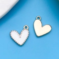 Ciondolo a cuore in lega di zinco dorato con smalto bianco e dettaglio del bordo perlato - Cuore a Pois Bianco 13x13mm