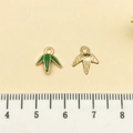 Pendentif en émail vert en forme de feuille de bambou avec finition dorée pour DIY - Feuilles de Bambou Panda en Émail Vert (21664)