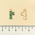 Pendentif en émail en forme de bambou pour bijoux DIY avec finition verte et relief doré - Tige et Feuilles de Bambou en Émail Vert (21666)