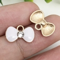 Colgante de lazo en esmalte blanco chapado en oro con circón para bisutería artesanal - 14.6x9mm / Blanco (Con Strass)