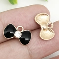 Colgante de lazo en esmalte negro con diamantes de imitación y base dorada para joyas DIY - 14.5x9mm / Negro (Con Diamantes)
