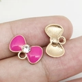 Colgante lazo de esmalte rojo rosa chapado en oro con cristal central para joyería DIY - 14.5x9mm / Rosa Fuerte (Con Diamante)