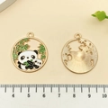 Pendentif panda et bambou en émail vert avec une finition en métal doré - Panda Mâchant du Bambou en Émail Blanc (21672)