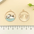 Pendentif panda en émail dans une baignoire bleue avec dos en métal doré pour bijoux - Ours se Baignant en Émail Blanc (21673)