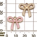 Colgantes de lazo en esmalte rosa y metal dorado con escala de medida en milímetros - 18x16mm / Pequeño Rosa (Hueco)