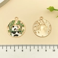 Pendentif panda rond en émail doré avec bambou pour création de bijoux - Panda Mâchant du Bambou en Forêt en Émail Blanc (21674)