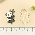 Pendentif panda en émail avec bambou pour bijoux DIY avec dos en métal doré - Panda Tenant Fermement le Bambou en Émail Blanc (21676)