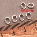 Detailansicht von 3x5x7mm Metall-Anhängerschlaufen auf Holzlineal für DIY-Schmuck - Kleine Anhängerschlaufe 3x5x7mm / Silber