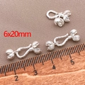 Makroansicht der silbernen Blumen-Knebelverschlüsse 6x20mm für DIY-Schmuckherstellung - Zanthoxylum OT Schnalle-6x20mm / Dick Versilbert (T442)