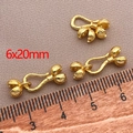 Detailansicht der 6x20mm 18K vergoldeten OT-Verschlüsse in Bogenform auf Holzlineal - Zanthoxylum OT Schnalle-6x20mm / 18K Vergoldet (T443)