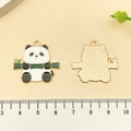 Pendentif panda de dessin animé avec bambou émaillé pour bijoux et porte-clés - Panda avec Bambou Horizontal en Émail Blanc (21687)
