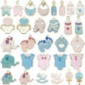 Colgantes de esmalte para bebé en rosa y azul con biberones y peleles sobre fondo blanco - Serie Bebé de Esmalte Set Completo (SN1207)