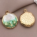 Colgante de joyería con rosa de perla blanca sobre esmalte verde y base dorada - Placa de Pintura al Óleo de Flores de Dos Tonos Verde (21170)