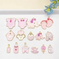 Set de dijes de bebé en esmalte rosa con baberos y biberones para joyería DIY - Set Serie Bebé Rosa (SN1204)
