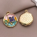 Colgante floral estilo Monet vintage con esmalte violeta y acabado en metal dorado - Placa de Pintura al Óleo de Flores de Tres Tonos Púrpura (21174)