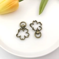 Bronzen karabijnsluiting in de vorm van kersenbloesem met draaibare ring voor DIY sleutelhangers - Sakura (12836)