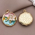 Colgante floral esmaltado con flores blancas y fondo rosa para collar de bricolaje - Placa de Pintura al Óleo de Flores de Tres Tonos Rosa (21176)