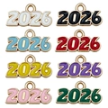 Colgantes coloridos número 2026 dorados y esmaltados para creación de joyas DIY - Tamaño Pequeño Año 2026 Colores Mezclados / 9x17mm