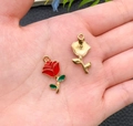 Colgante de rosa roja de aleación con baño de oro para joyería DIY y pulseras - Flor de Rosa Roja 12x23mm (Ref. 12306)
