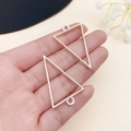 Colgantes de triángulo hueco plateados con bucle para creación de joyas artesanales - Triángulo Invertido (22251)