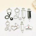 Set di 8 ciondoli medici con stetoscopio e siringa per la creazione di gioielli - Set Medico Bianco K
