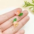 Roze gradiënt tulp bedeltjes van hars met groene bladeren voor DIY sieraden maken - Oranjeroze