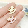 Colgante de caballo de madera en esmalte rosa y dijes de aleación mate para joyas - Caballo Balancín de Unicornio Rosa (11030)