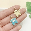 Colgante pelele de bebé azul en aleación para creación de joyas y pendientes DIY - Peto de Bebé Azul Lago (12332)