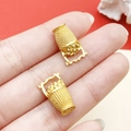 Pendentif en forme de panier doré avec texture tressée et poignée mobile pour bracelet DIY - Petit Pendentif Seau de Lingots d'Or (22575) / 17x10mm