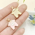 Colgante pelele de bebé en esmalte rosa y metal dorado con percha para joyería DIY - Peto de Bebé Rosa (22964)