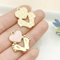 Colgante de aleación de corazón rosa y pies de bebé dorados para joyería DIY - Huella de Bebé Corazón Rosa (22968)