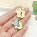 Colgante de aleación dorada con corazón azul y pies de bebé para joyería artesanal - Huella de Bebé Corazón Azul Lago (22969)