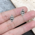Silberne Magnetverschlüsse für DIY-Armbänder handgehalten für den Größenvergleich - Silber