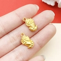 Pendentif tigre en or mat avec finition texturée pour bijoux DIY et bracelets - Pendentif Pixiu Pièce de Cuivre (22771) / 16x8mm