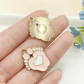 Colgante pies de bebé rosa y blanco con abanico dorado para diseño de joyas artesanales - Huella de Bebé en Forma de Corazón Rosa (22972)
