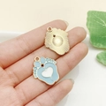 Colgante de huella de bebé dorado con esmalte azul claro y corazón para joyería DIY - Huella de Bebé en Forma de Corazón Azul Lago (22973)