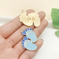 Dijes de huellas de bebé en esmalte azul y acabado dorado para joyería artesanal - Huella de Bebé Grande Azul Lago (22975)