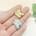 Colgante de bota azul y blanca con reverso dorado para creación de joyas DIY - Calcetines de Bebé con Estrellas Azul Lago (22977)