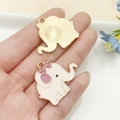 Colgante de elefante esmaltado en blanco con lazo rosa y reverso de metal dorado - Elefante Grande Rosa (22982)