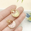 Colgantes de babero de bebé en esmalte rosa y blanco con lazos para joyas y pendientes DIY - Delantal de Babero con Lazo Rosa (22986)