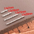 Vista macro di quattro perline a tubo placcate oro 18K in diverse lunghezze per gioielli - 1.5x7mm / Argento