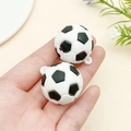 Mini pendentif porte-clés ballon de football noir et blanc tenu à la main pour échelle - Ballon de Foot Noir et Blanc (22929)