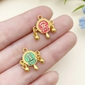 Pendentifs de santé An-Kang dorés en forme de serrure traditionnelle et émail coloré - Pendentif Hochet Santé Haltère Émail Rouge Vert (22786) / 17x15mm