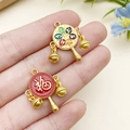 Ciondolo a sonaglio dorato con carattere Fu rosso e motivo etnico colorato - Ciondolo Sonaglio Campanella Smalto Rosso Nove Caratteri (22787) / 23x18mm