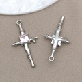 Ciondolo a croce in argento con gemma rosa e design a spine su sfondo grigio - Croce con Strass Rosa Quadrato (16821)