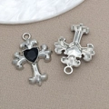 Silberner Kreuzanhänger mit schwarzem Herz und Wellenkanten für die Schmuckherstellung - Herz Schwarzer Strass Kreuz (16803)